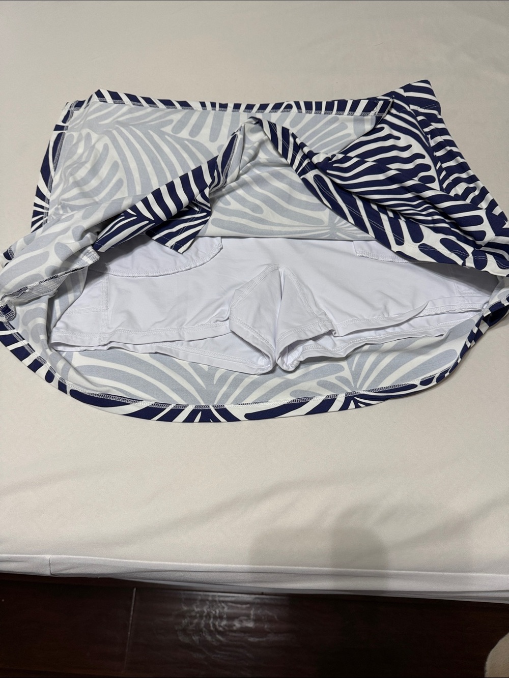 Only worn twice! J. McLaughlin Navy and White Palm-Print skort - Picture 6 of 6